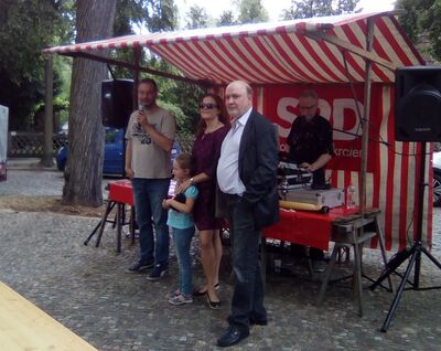 Begrüßung von Gilbert Collé mit den Abgeordneten Bettina König und Jörg Stroedter; Foto: D. König;