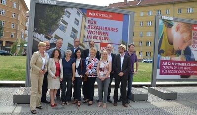 SPD-Direktkandidaten vor den Plakatmotiven